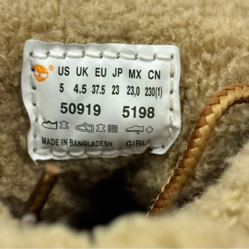 Timberland Junior Shearling Classic Boots in brown leather. Size 5.
